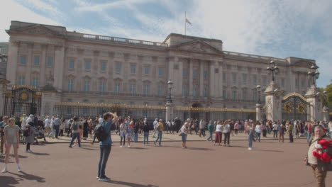 Kamerafahrt-über-Die-Menschenmenge-Außerhalb-Des-Buckingham-Palace-In-London