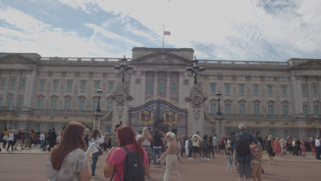 Weitwinkelaufnahme-Einer-Wandernden-Menschenmenge-Außerhalb-Des-Buckingham-Palace-In-London