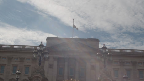 Weitwinkelaufnahme-Der-Flagge-Des-Vereinigten-Königreichs-Im-Buckingham-Palace,-Die-Auf-Halbmast-Weht