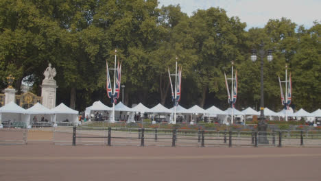 Panning-Shot-of-Media-Tents-Outside-of-Buckingham-Palace-