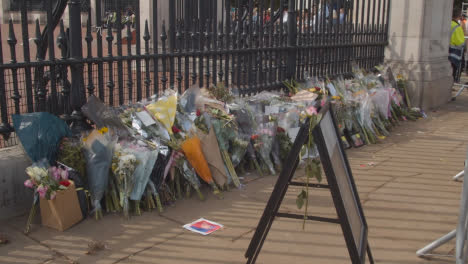 High-Angle-Shot-of-Flowers-Laid-In-Tribute-Outside-Buckingham-Palace