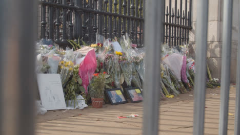 Close-Up-Shot-of-Flowers-Laid-In-Tribute-Outside-Buckingham-Palace
