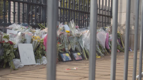 Close-Up-Shot-of-Flowers-Laid-In-Tribute-Outside-Buckingham-Palace-In-London