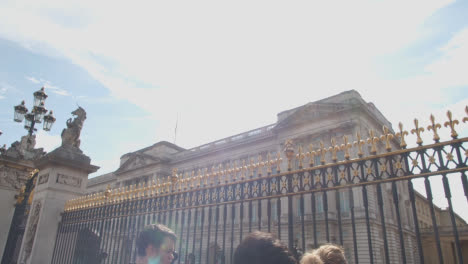 Tilting-Shot-of-Mourners-Outside-of-Buckingham-Palace