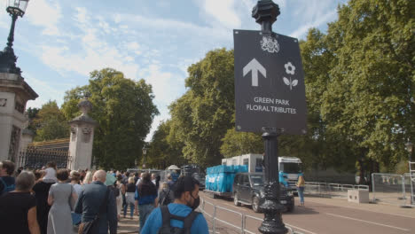 Kamerafahrt-über-Eine-Menge-Trauergäste-Vor-Dem-Buckingham-Palace
