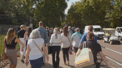 Tracking-Shot-of-Crowd-of-People-Walking-Outside-Buckingham-Palace