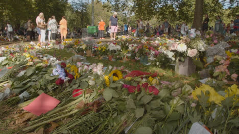 Wide-Shot-of-Floral-Tributes-In-Green-Park