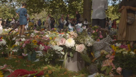 Close-Up-Shot-of-Floral-Tributes-In-Green-Park