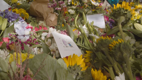 Close-Up-Shot-of-Floral-Tributes-In-London's-Green-Park