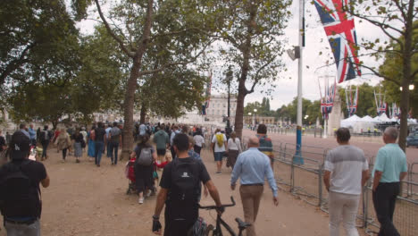 Tracking-Shot-of-Pedestrians-Walking-Towards-Buckingham-Palace