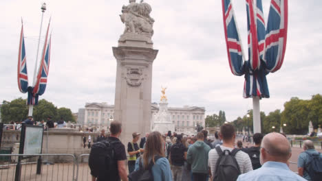 Kamerafahrt-Von-Fußgängern-Zu-Fuß-In-Richtung-Buckingham-Palace-In-London