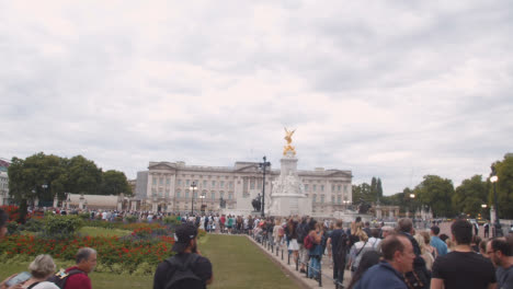 Kamerafahrt-Einer-Menge-Von-Fußgängern,-Die-In-Richtung-Buckingham-Palace-Gehen