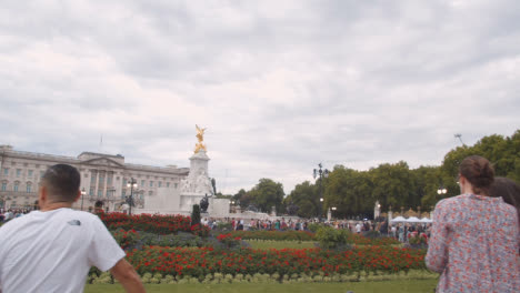 Kamerafahrt-Einer-Menschenmenge,-Die-In-Richtung-Buckingham-Palace-Geht