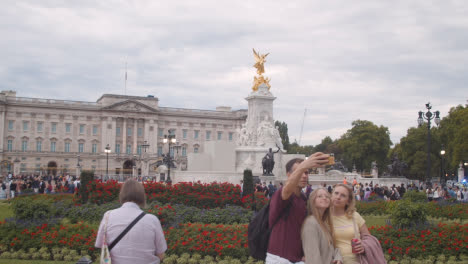 Wide-Shot-of-Crowd-of-People-Walking-Towards-Buckingham-Palace