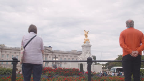 Low-Angle-Shot-of-Pedestrians-Outside-of-Buckingham-Palace
