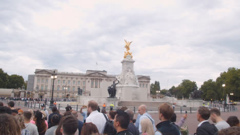 Hochwinkelaufnahme-Einer-Menschenmenge,-Die-In-Richtung-Buckingham-Palace-Geht