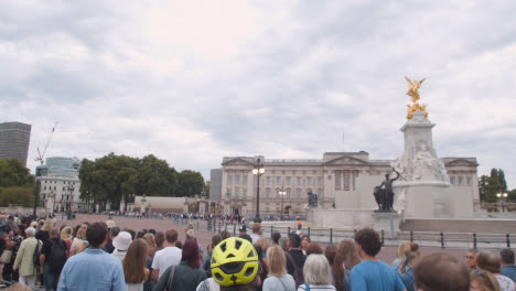 Panning-Shot-of-Crowds-Outside-Buckingham-Palace