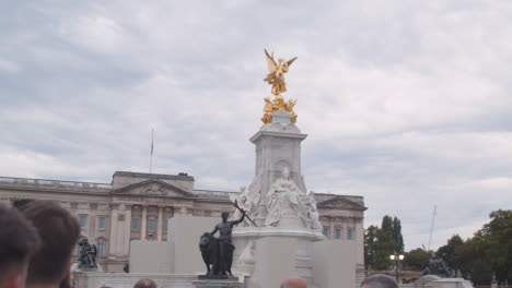 Low-Angle-Shot-Von-Victoria-Monument-Außerhalb-Des-Buckingham-Palace