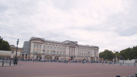 Tracking-Shot-of-Crowds-Outside-of-Buckingham-Palace-
