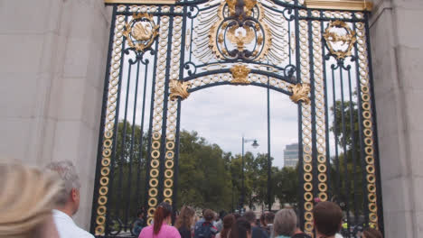 Tracking-Shot-Following-Crowd-Through-Gate-Near-Buckingham-Palace