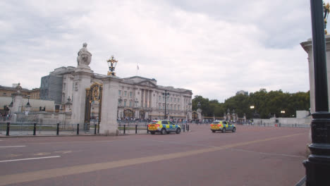 Wide-Shot-of-Police-Cars-Outside-Buckingham-Palace