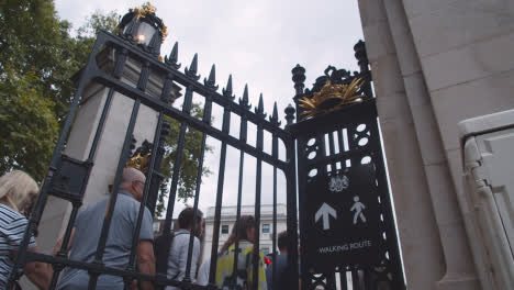 Tilting-Shot-Following-a-Crowd-Through-Gate-Near-Buckingham-Palace