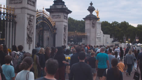 Kamerafahrt-über-Eine-Menschenmenge-Außerhalb-Des-Buckingham-Palace