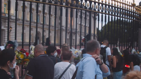 Schwenk-über-Die-Menschenmenge-Außerhalb-Des-Buckingham-Palace