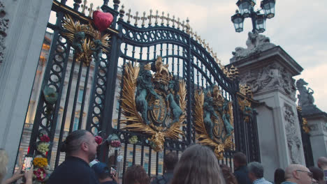Low-Angle-Shot-of-Crowd-of-People-Outside-of-Buckingham-Palace-Gate