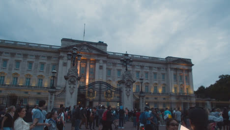 Kamerafahrt-Der-Menschenmenge-Außerhalb-Des-Tores-Des-Buckingham-Palace