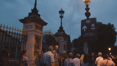 Wide-Angle-Shot-of-Crowds-Walking-Outside-Buckingham-Palace
