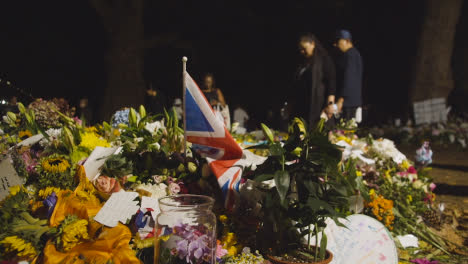 Close-Up-Shot-of-Floral-Tributes-and-Mourners-In-London's-Green-Park-02