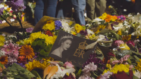 Close-Up-Shot-of-Floral-Tributes-and-Mourners-In-London's-Green-Park-04