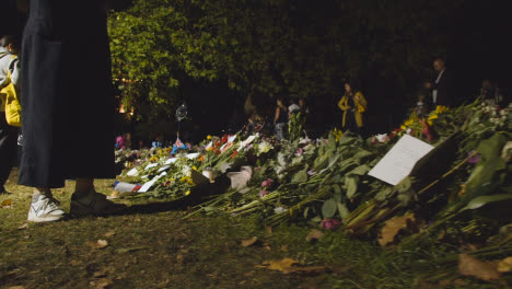 Tracking-Shot-of-Mourners-and-Floral-Tributes-In-Green-Park-02