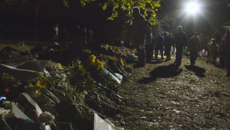 Tracking-Shot-of-Mourners-and-Floral-Tributes-In-Green-Park-03