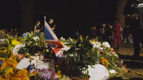 Close-Up-Shot-of-Floral-Tributes-and-Mourners-In-London's-Green-Park-07