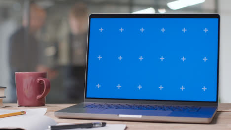 Laptop-Mit-Blauem-Bildschirm-Auf-Dem-Schreibtisch-In-Der-Hochschule-Oder-Schule