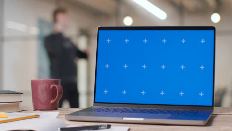 Laptop-Mit-Blauem-Bildschirm-Auf-Dem-Schreibtisch-In-Der-Hochschule-Oder-Schule-1