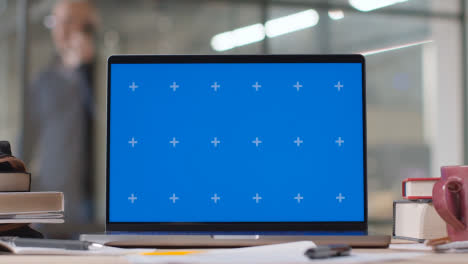 Laptop-Mit-Blauem-Bildschirm-Auf-Dem-Schreibtisch-In-Der-Universität-Oder-Schule-2