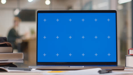 Laptop-Mit-Blauem-Bildschirm-Auf-Dem-Schreibtisch-In-Der-Universität-Oder-Schule-3