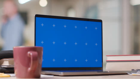 Laptop-Mit-Blauem-Bildschirm-Auf-Dem-Schreibtisch-In-Der-Universität-Oder-Schule-5