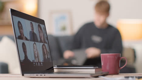 Mann,-Der-Zu-Hause-An-Einem-Virtuellen-Videogeschäftstreffen-Auf-Dem-Laptop-Teilnimmt