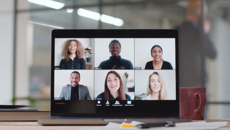 Bildschirm-Mit-Virtuellem-Video-Business-Meeting-Auf-Laptop-Im-Modernen-Büro