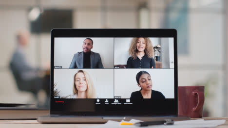 Bildschirm-Mit-Virtuellem-Video-Business-Meeting-Auf-Laptop-Im-Modernen-Büro-1