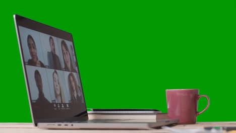 Virtuelles-Video-Business-Meeting-Auf-Laptop-Vor-Grünem-Bildschirm-1