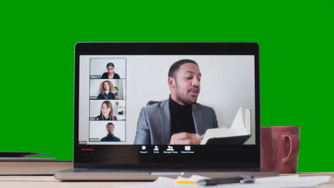 Virtuelles-Video-Business-Meeting-Auf-Laptop-Vor-Grünem-Bildschirm-2