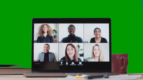 Virtuelles-Video-Business-Meeting-Auf-Laptop-Vor-Grünem-Bildschirm-3