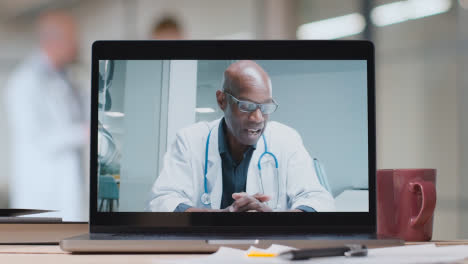 Médico-Que-Usa-Unirse-A-Una-Reunión-De-Video-Virtual-En-Una-Computadora-Portátil-En-El-Hospital