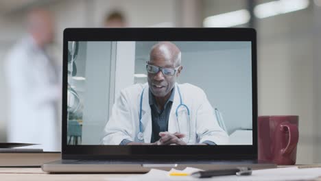 Médico-Que-Usa-Unirse-A-Una-Reunión-De-Video-Virtual-En-Una-Computadora-Portátil-En-El-Hospital