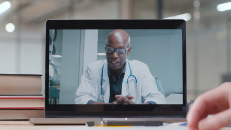 Arzt,-Der-An-Einem-Virtuellen-Videomeeting-Auf-Dem-Laptop-Im-Krankenhaus-Teilnimmt